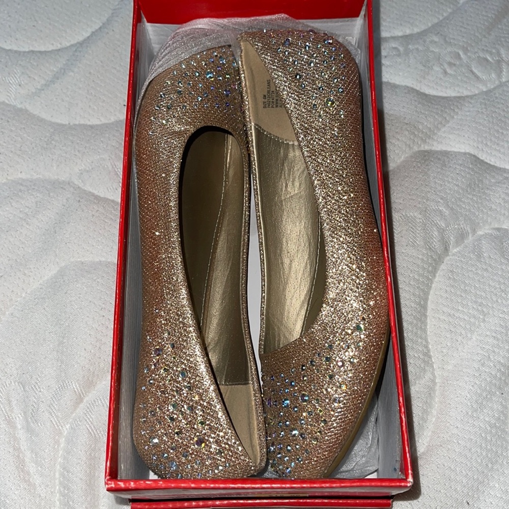 Gold color flats in new condition